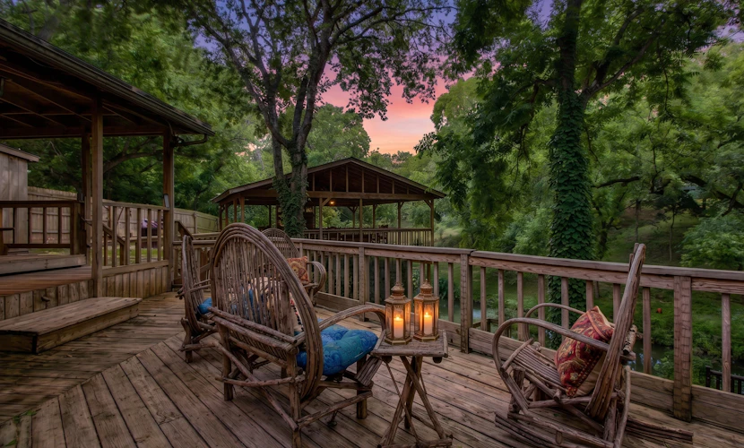Charming dog-friendly home with expansive deck - near boat ramp & attractions