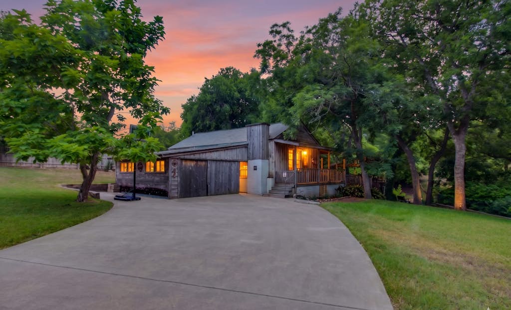 Charming dog-friendly home with expansive deck - near boat ramp & attractions