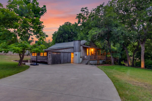 Charming dog-friendly home with expansive deck - near boat ramp & attractions