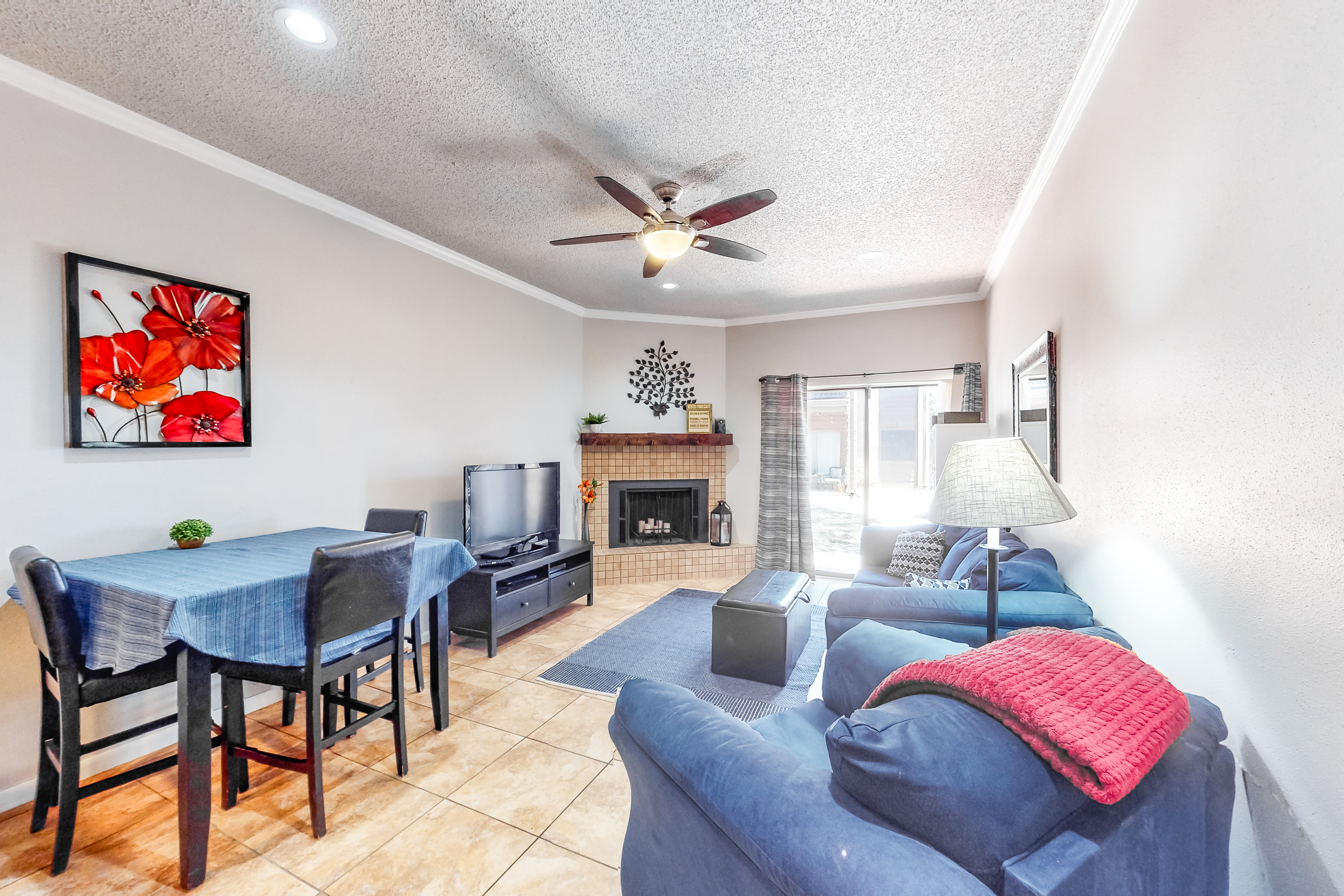 Condo with pool, hot tub, grills, washer/dryer, central AC - snowbirds welcome