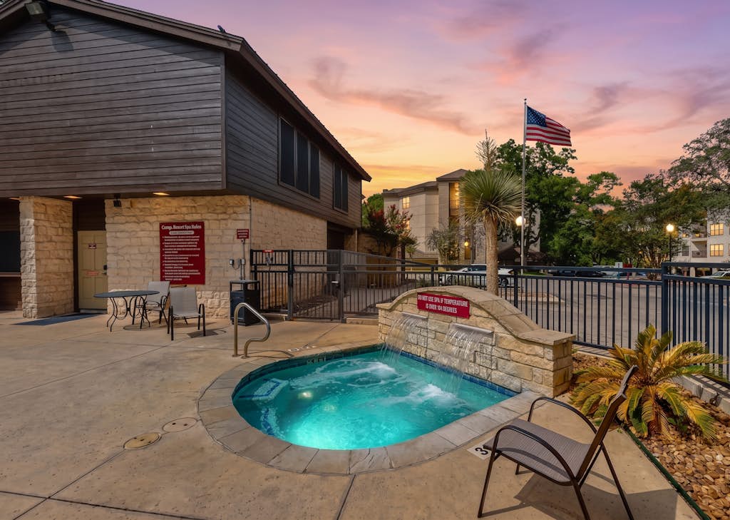Condo with pool, hot tub, grills, washer/dryer, central AC - snowbirds welcome