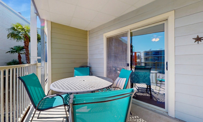 Riverfront condo with pool & hot tub, walk everywhere