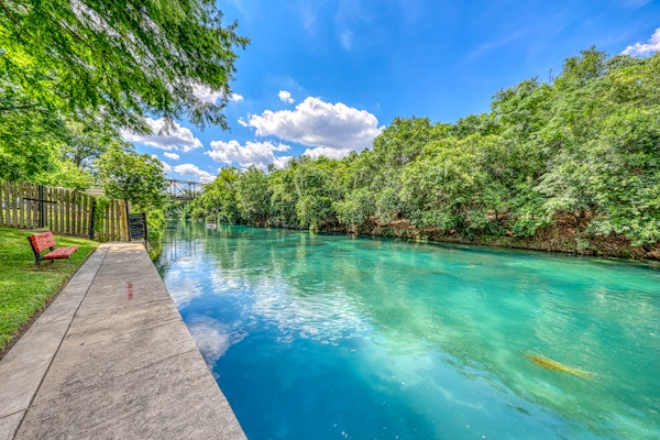 Riverfront condo with pool & hot tub, walk everywhere