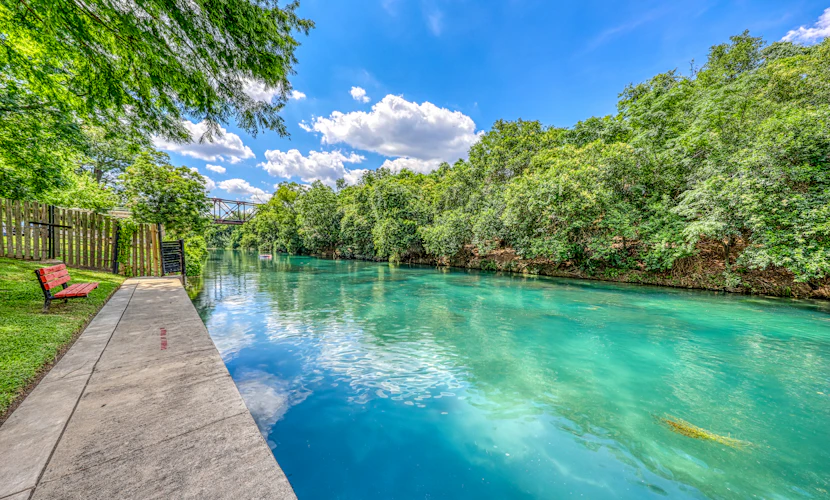 Riverfront condo with pool & hot tub, walk everywhere