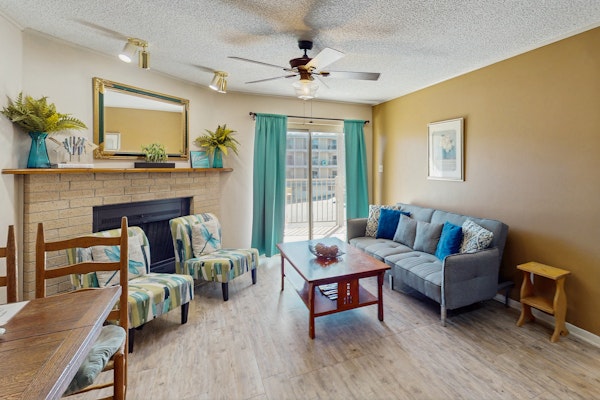 Riverfront condo with pool & hot tub, walk everywhere