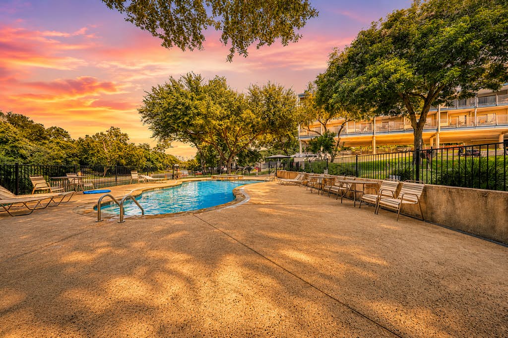 Riverfront condo with pool & hot tub, walk everywhere