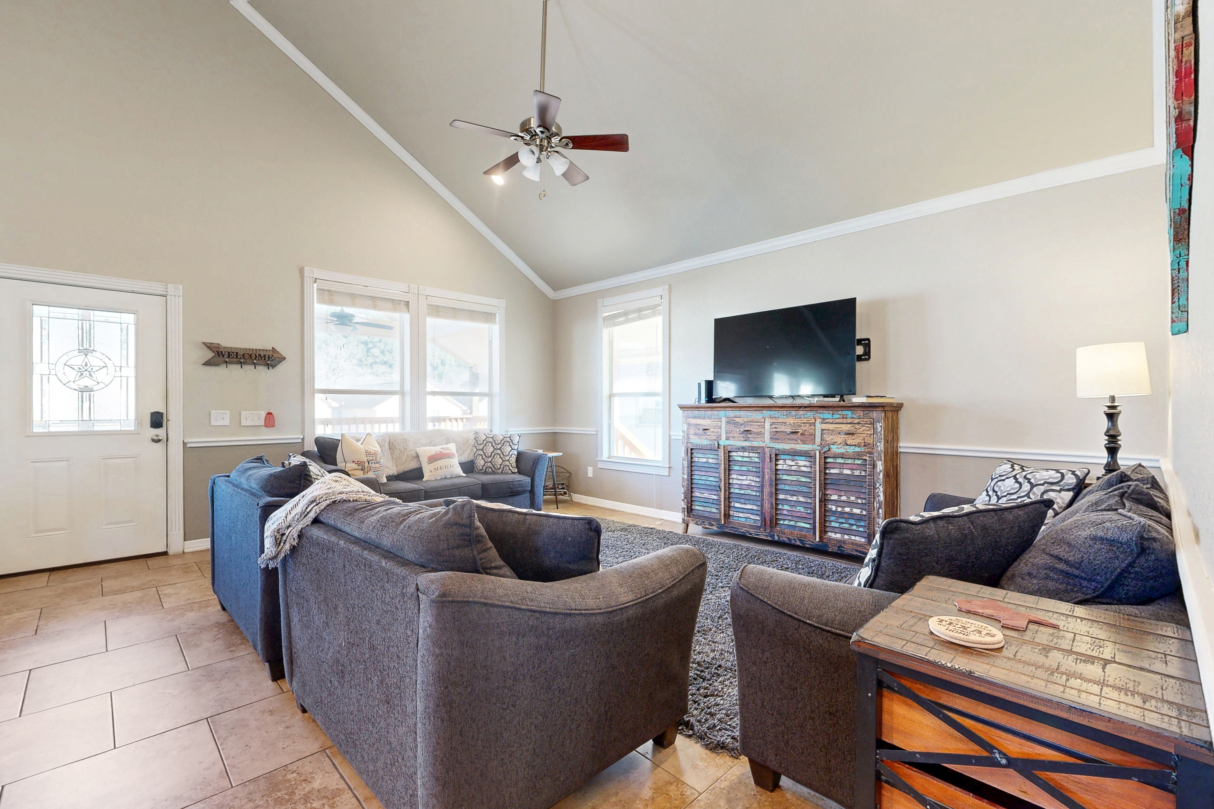 Cozy house with spacious living space, large patio, WIFI and Hill country views