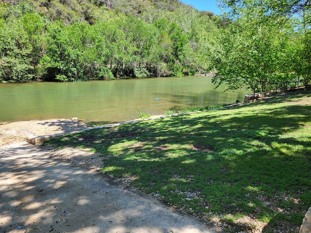 Cozy house with spacious living space, large patio, WIFI and Hill country views
