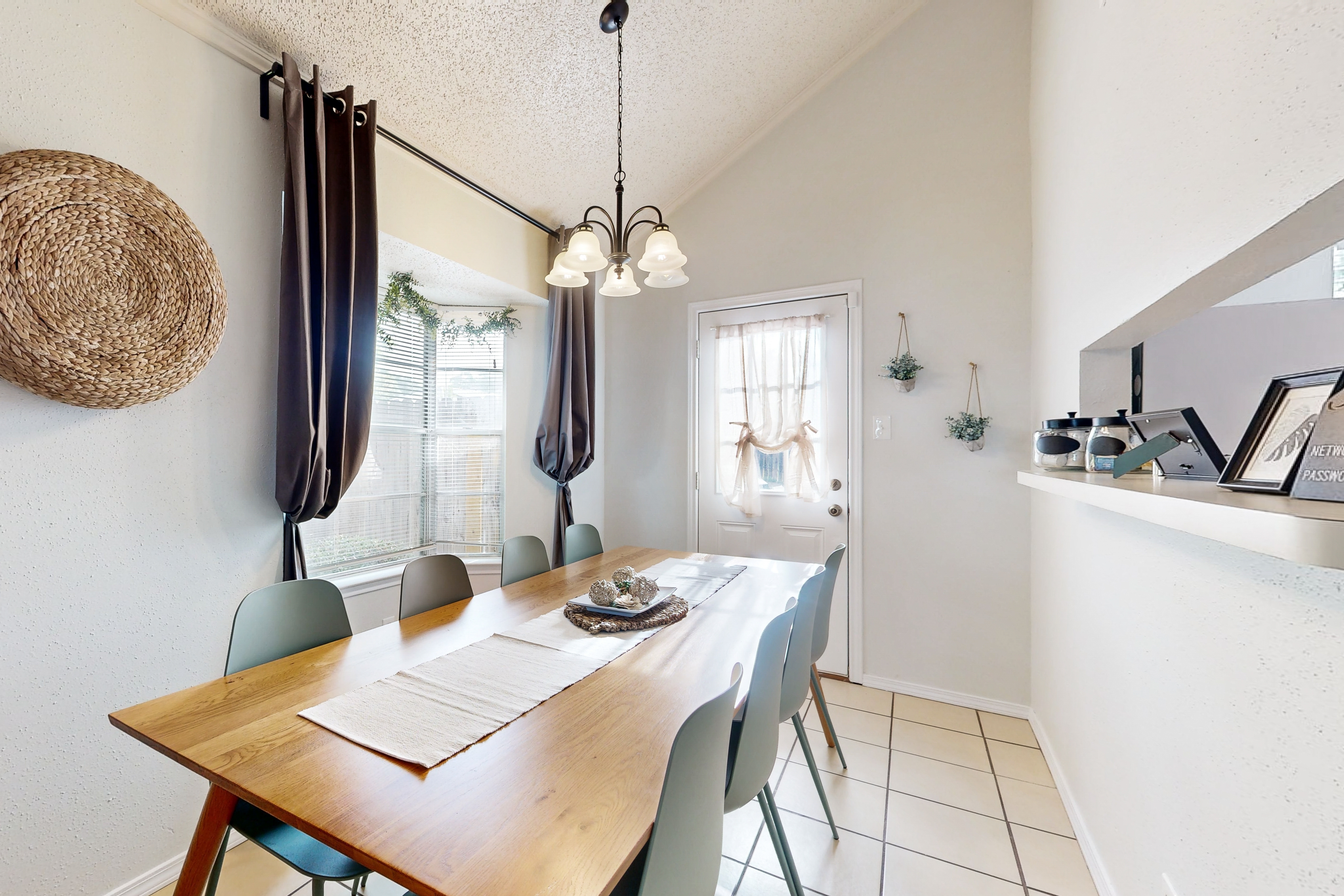 Spacious dog-friendly home, close to park with patio, AC, & W/D