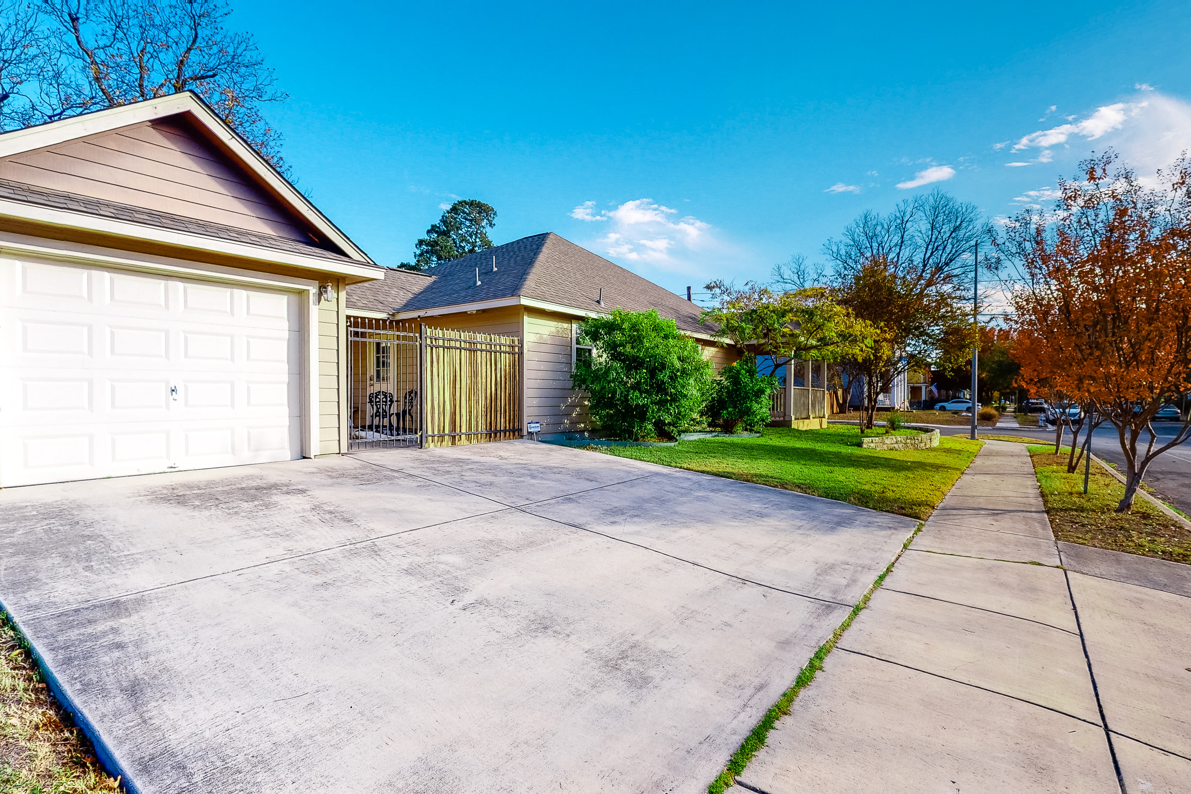 Welcoming home walkable to Steps of Alamodome & riverfront & near River Walk