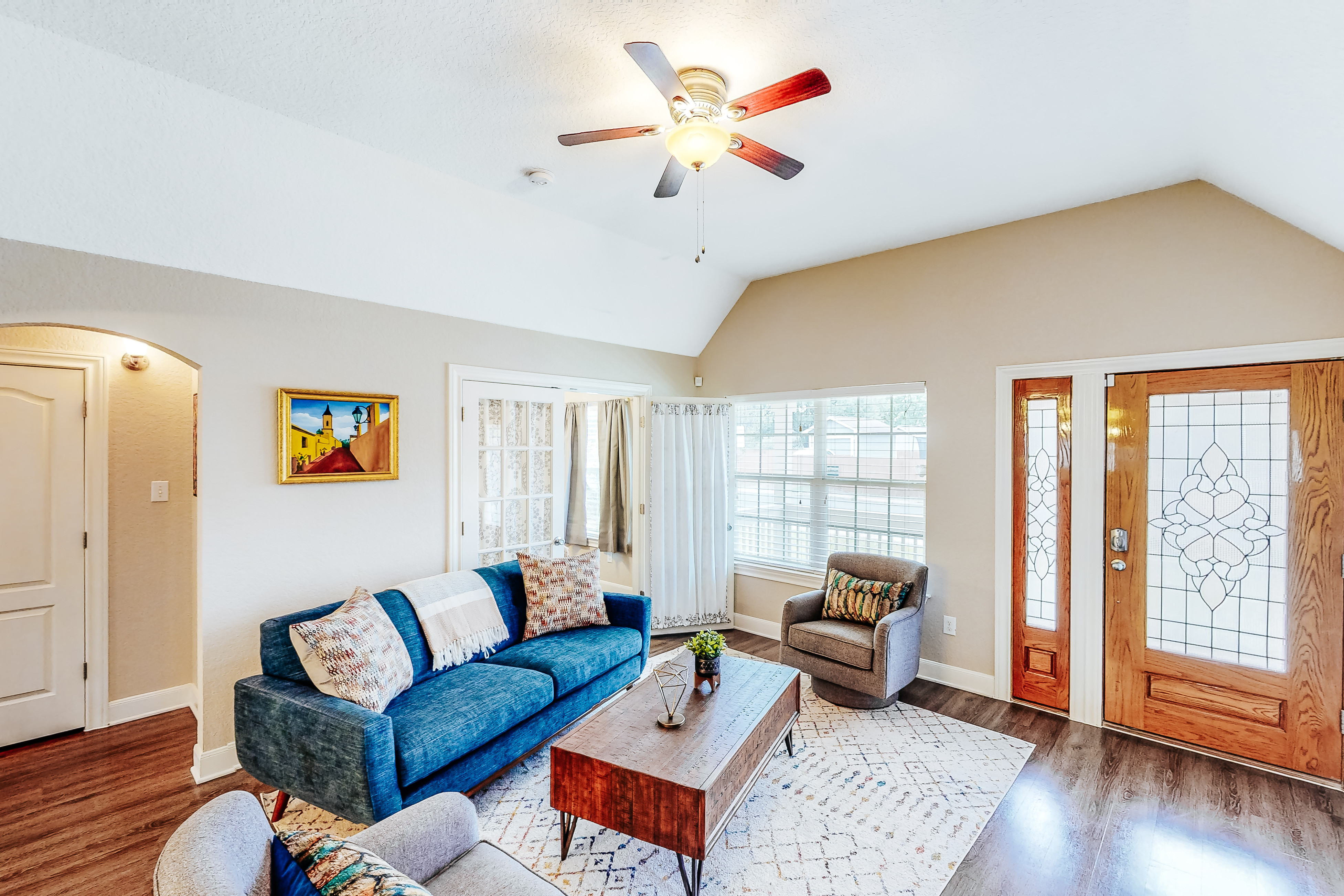 Welcoming home walkable to Steps of Alamodome & riverfront & near River Walk