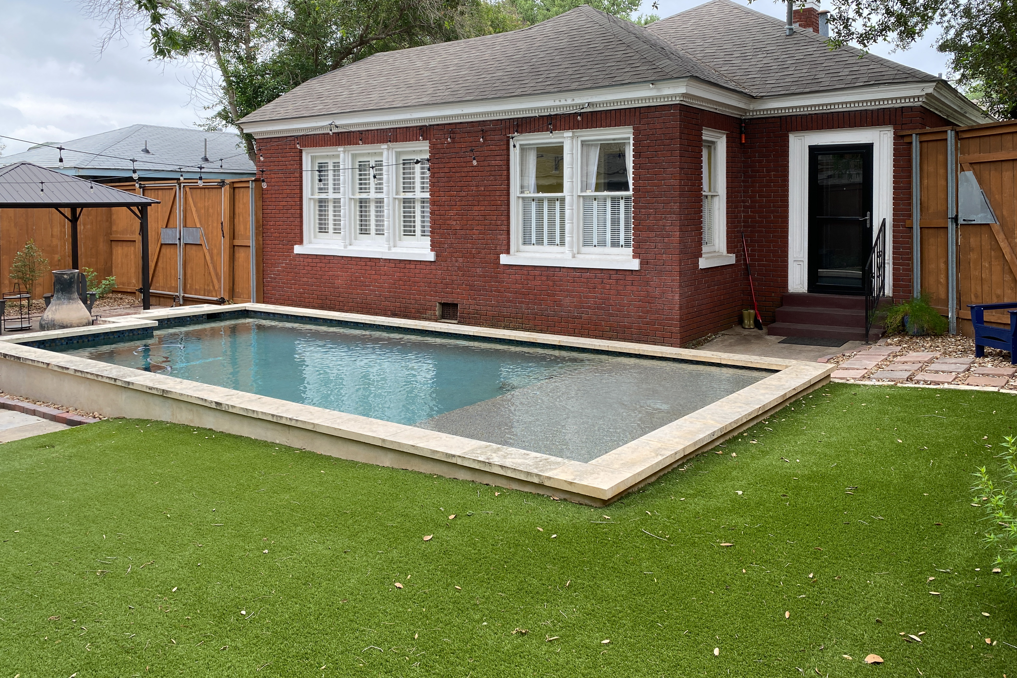 Charming home with pool, enclosed yard, patio & great Woodlawn Lake location