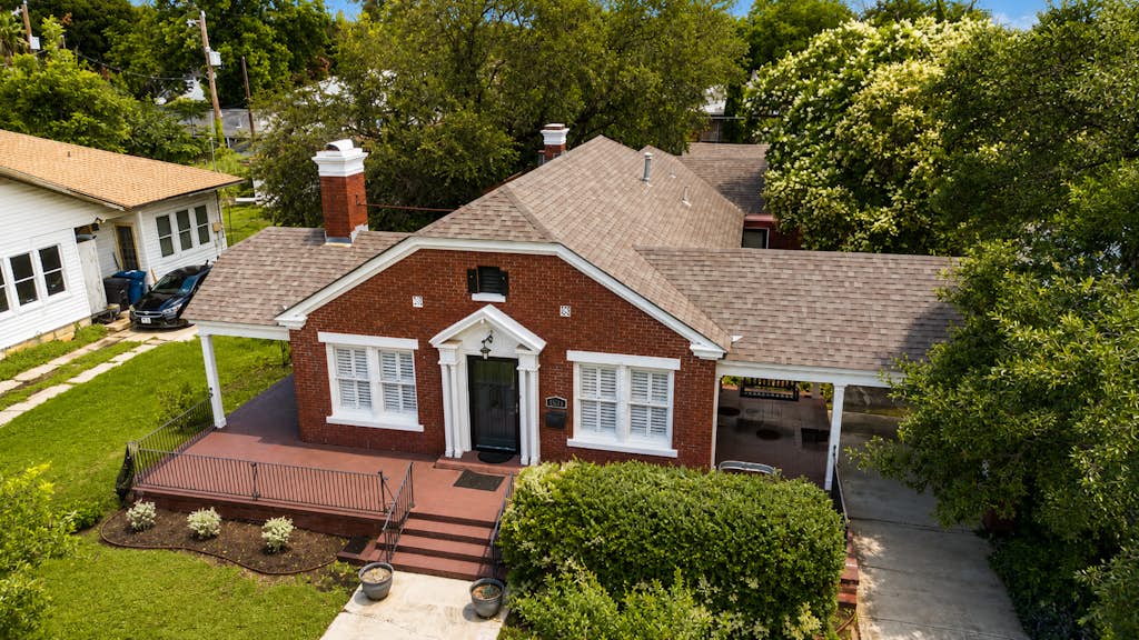 Cozy Home | Pool | Backyard | 10min to Downtown