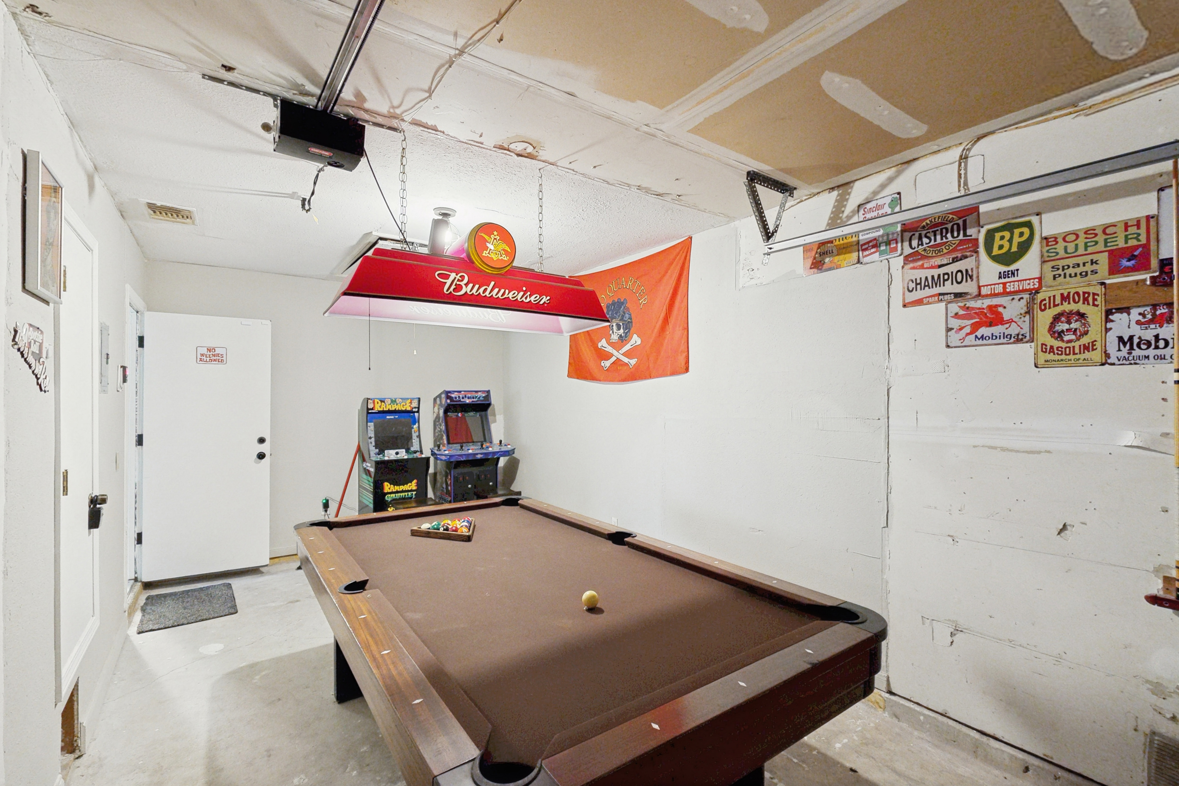 Cozy San Antonio home with washer/dryer and enclosed backyard