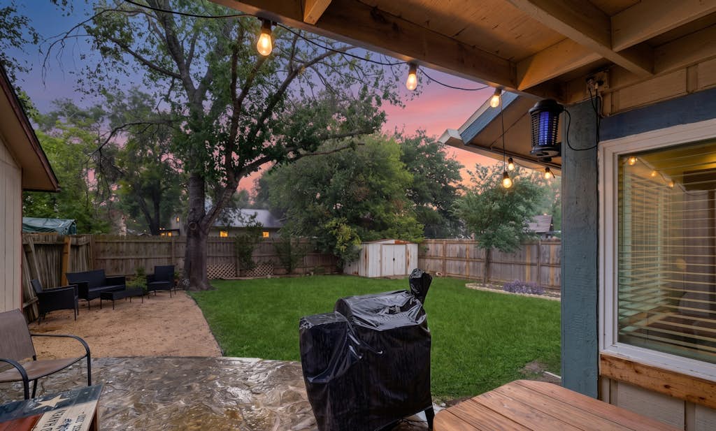 Cozy San Antonio home with washer/dryer and enclosed backyard