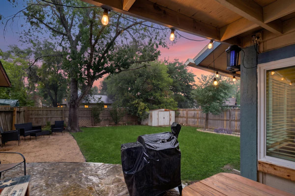 Cozy San Antonio home with washer/dryer and enclosed backyard