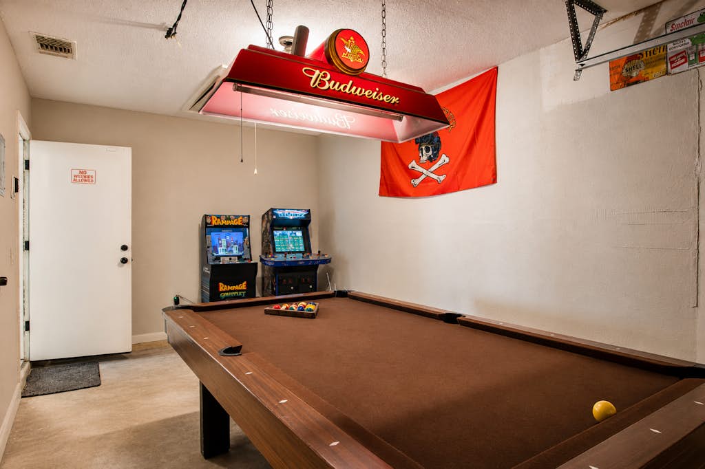 Cozy Home | Pool Table & 2 Arcade Games | Enclosed Backyard