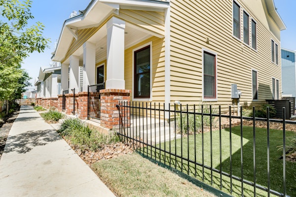 Downtown home with WiFi, central AC, furnished rooftop deck, and full kitchen