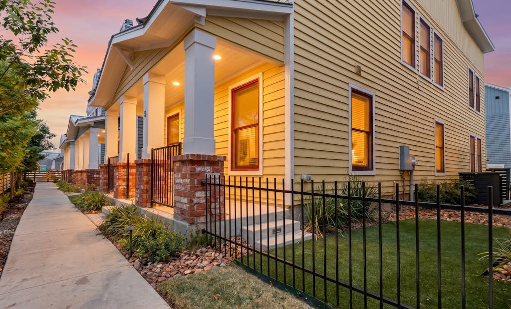 Downtown home with WiFi, central AC, furnished rooftop deck, and full kitchen