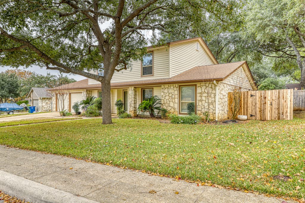 Dog-friendly chic home w/private outdoor pool, gas grill, & enclosed backyard