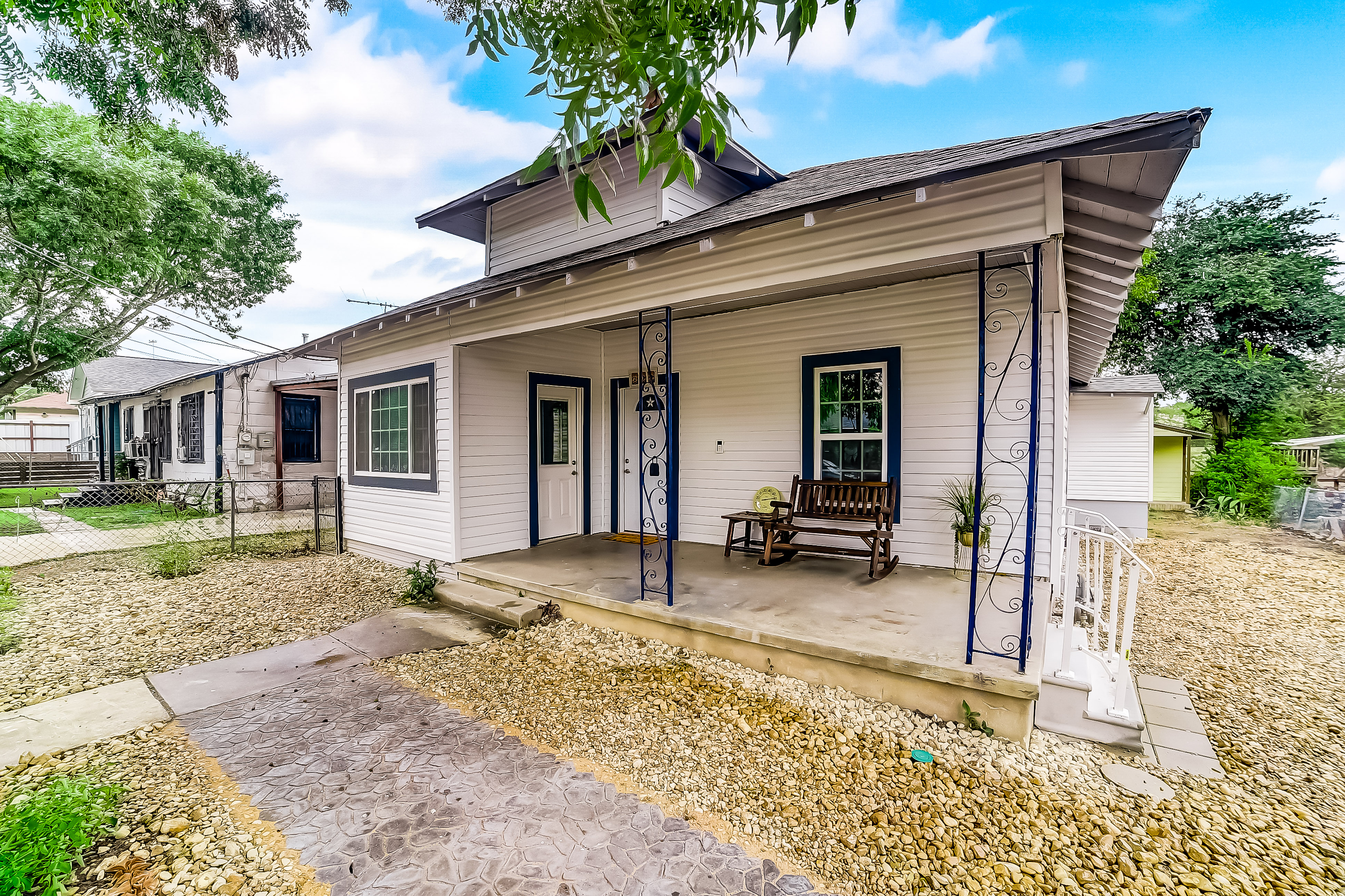 Roomy, modern farmhouse escape in the heart of downtown with central AC & heat