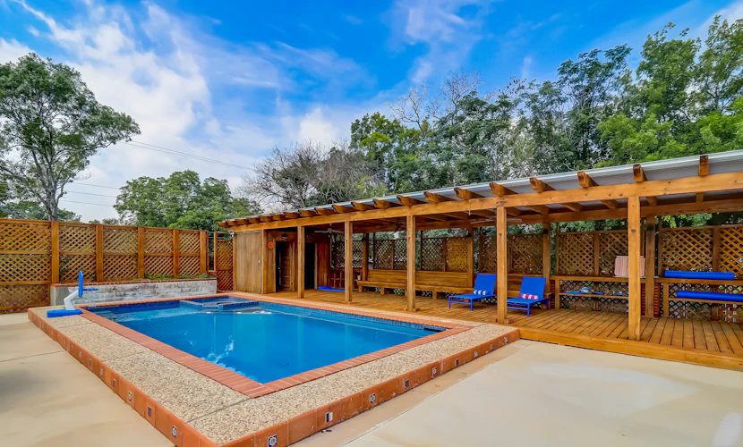 Historic charmer with a pool, gardens, gym, & game room- dogs ok