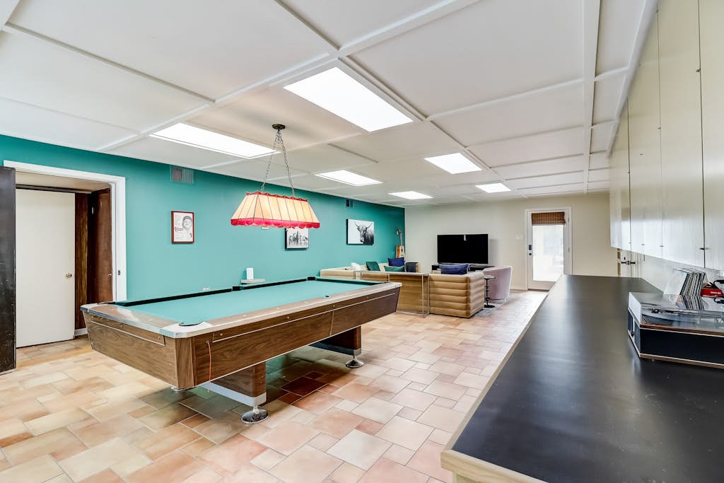 Historic charmer with a pool, gardens, gym, &  game room- dogs ok