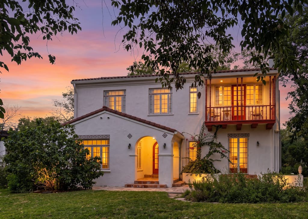 Historic charmer with a pool, gardens, gym, &  game room- dogs ok