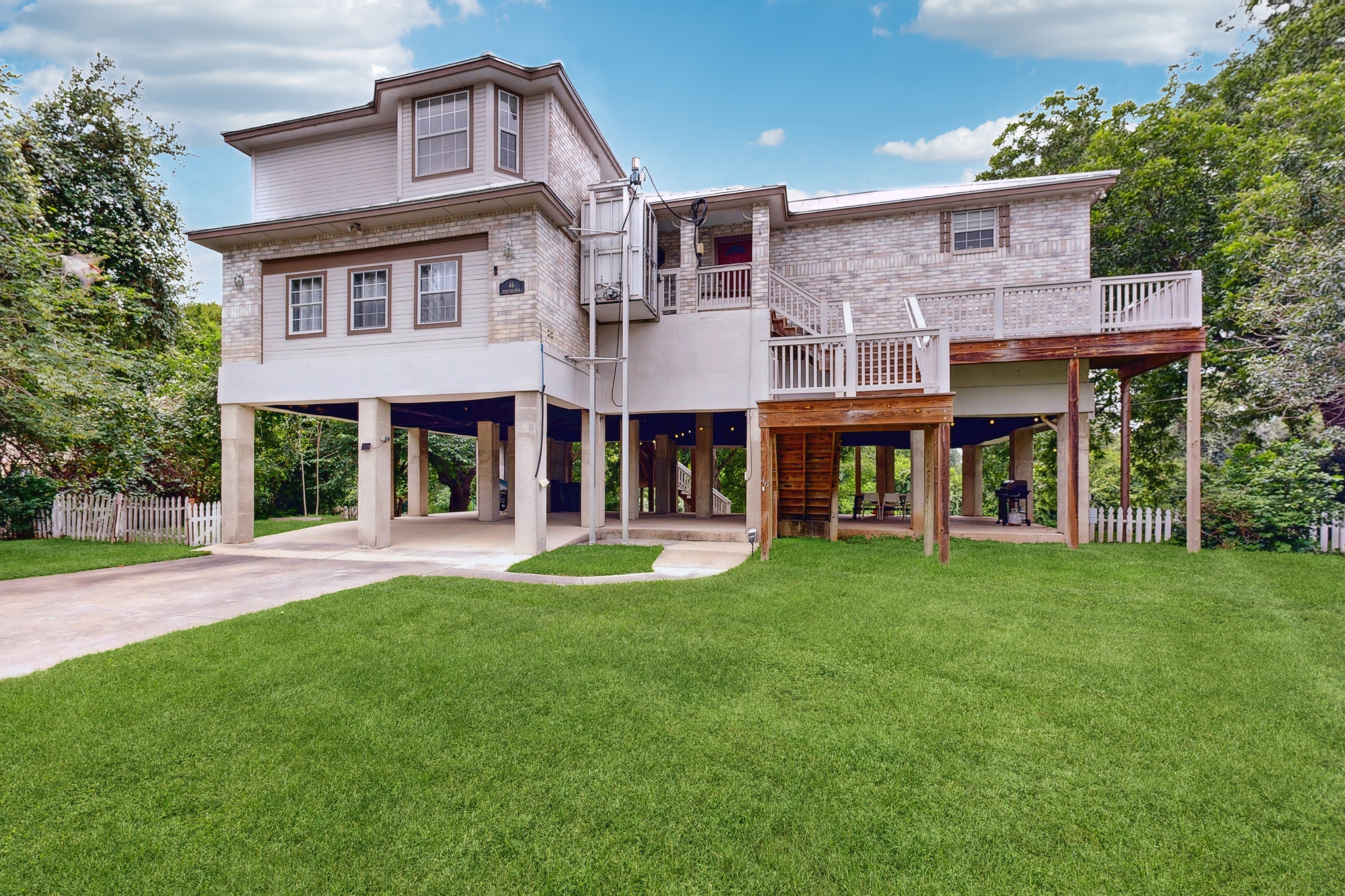 Riverfront retreat w/ wraparound deck, Movie Room, Firepit