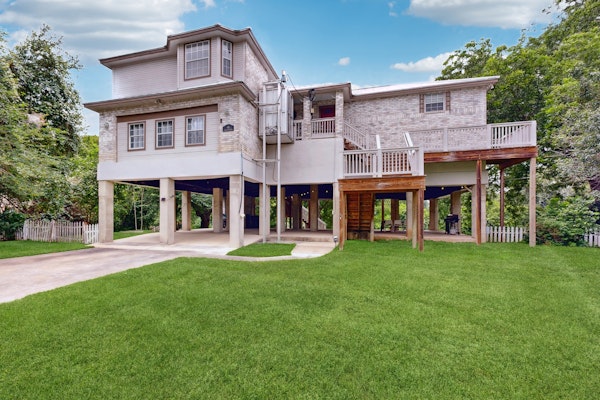 Riverfront retreat w/ wraparound deck, Movie Room, Firepit