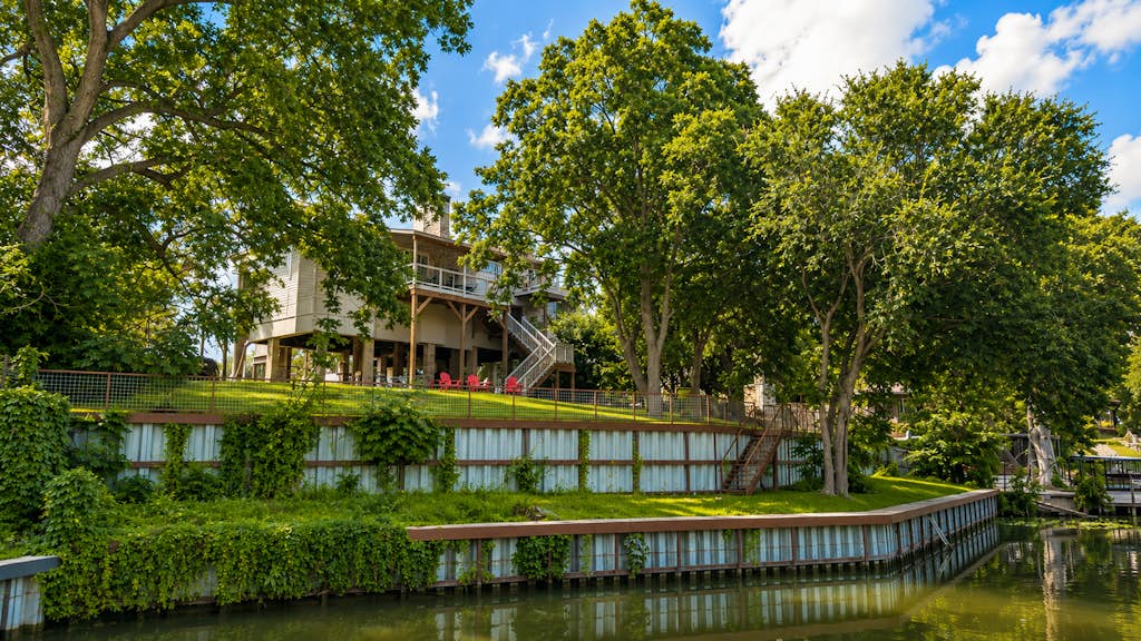 Riverfront retreat w/ wraparound deck, Movie Room, Firepit