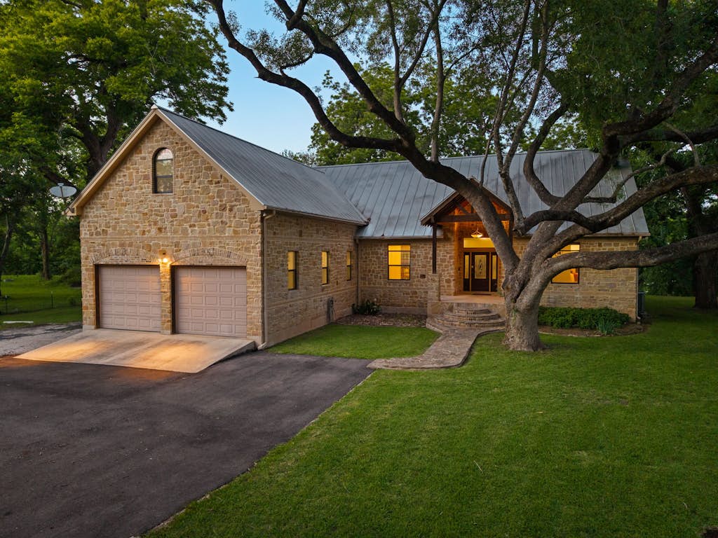 Riverfront home on Lake Seguin with dock, kayaks, beautiful views & air hockey