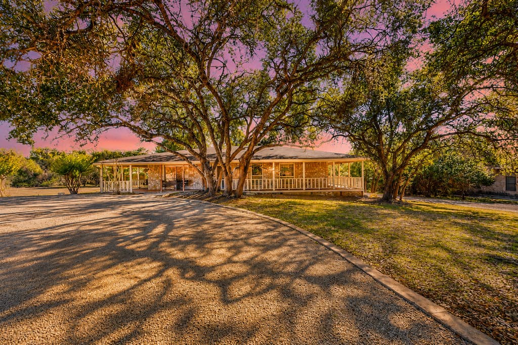 Serene property with two living spaces and large outdoor space - dog-friendly