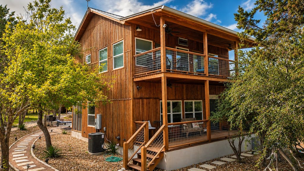 Modern Hill Country house w/kitchen, private pool/hot tub & great outdoor space