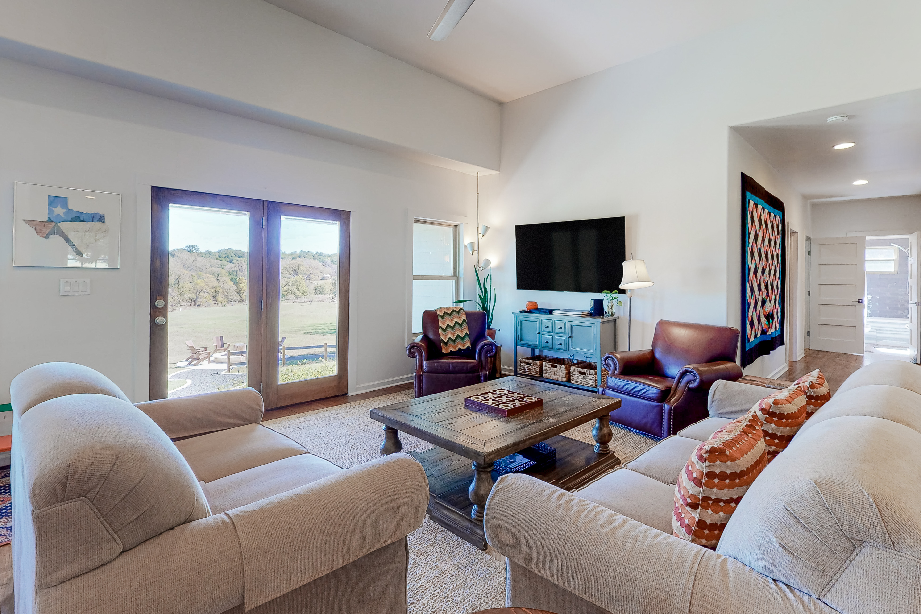 Riverfront family home with large yard, gas grill & outdoor dining area