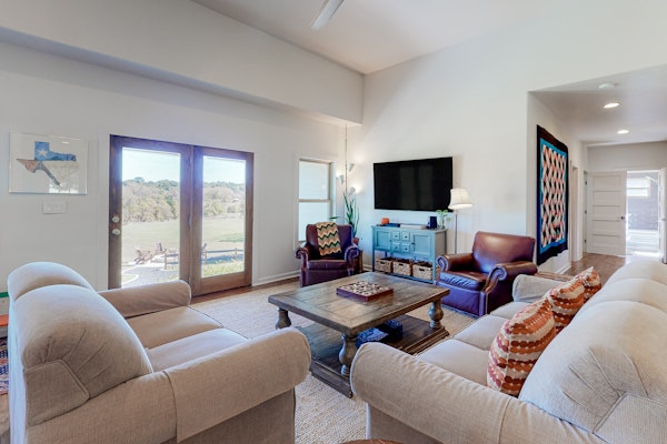 Riverfront family home with large yard, gas grill & outdoor dining area