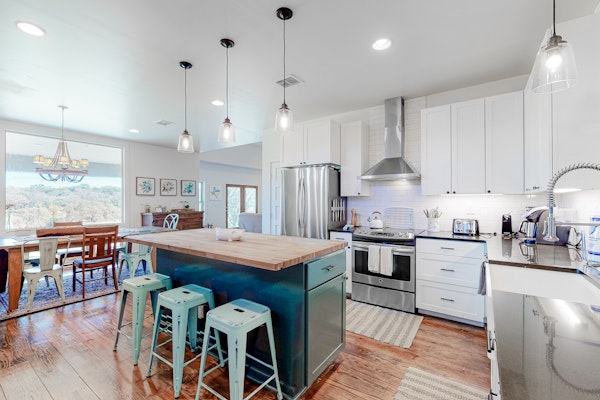 Riverfront family home with large yard, gas grill & outdoor dining area