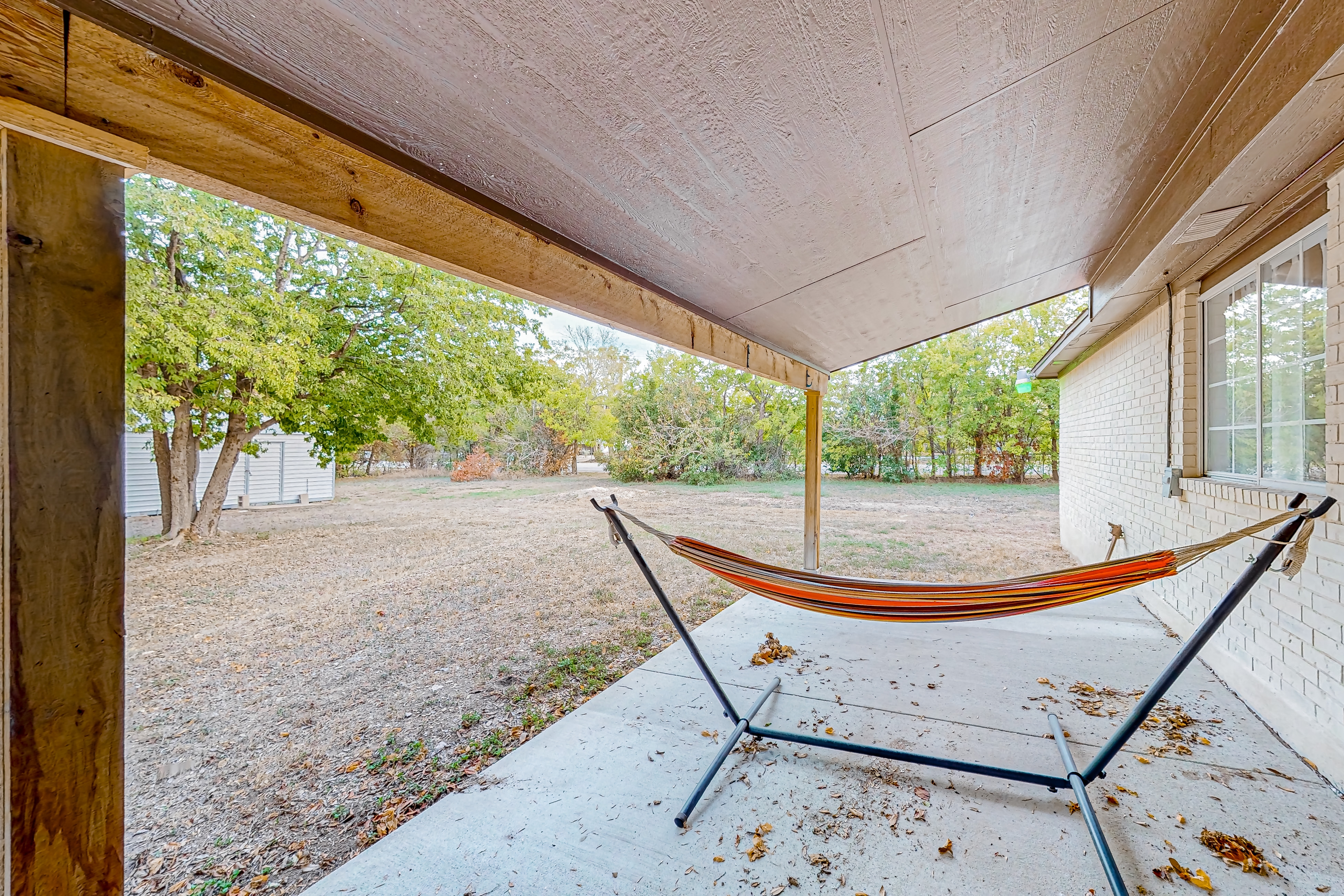 Beautiful dog-friendly home with fireplace, large yard, hammock, W/D, and AC