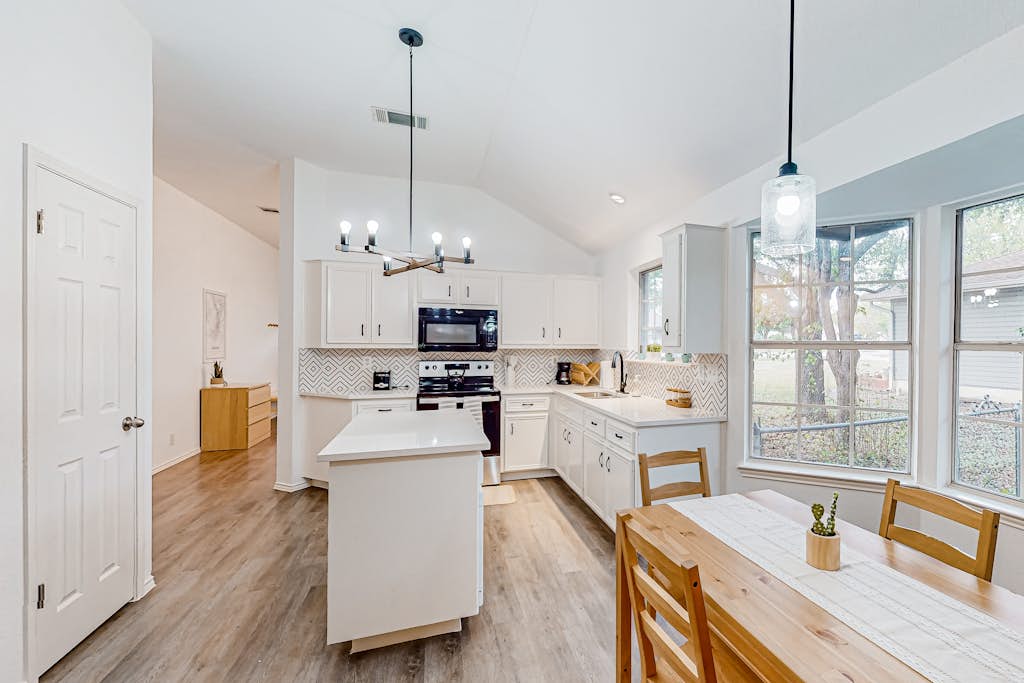 Beautiful dog-friendly home with fireplace, large yard, hammock, W/D, and AC