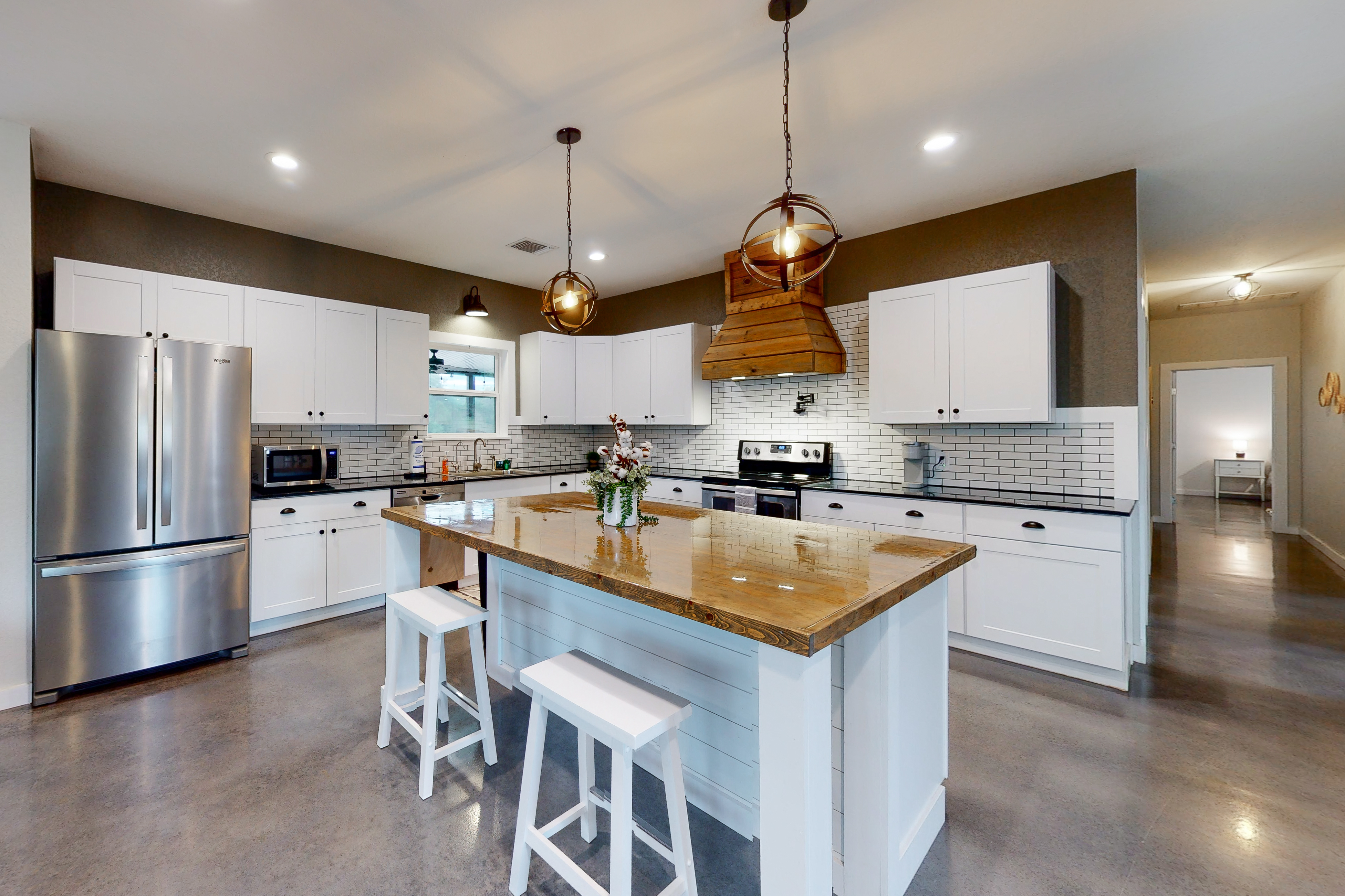 Secluded home with firepit, gas grill, central AC, game room, W/D