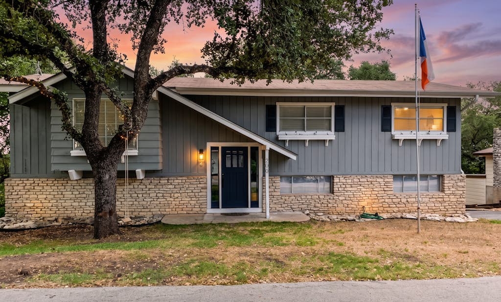 Dog-friendly home w/ private deck/enclosed yard/office space - close to lake