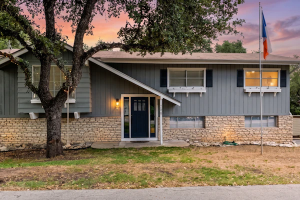 Dog-friendly home w/ private deck/enclosed yard/office space - close to lake