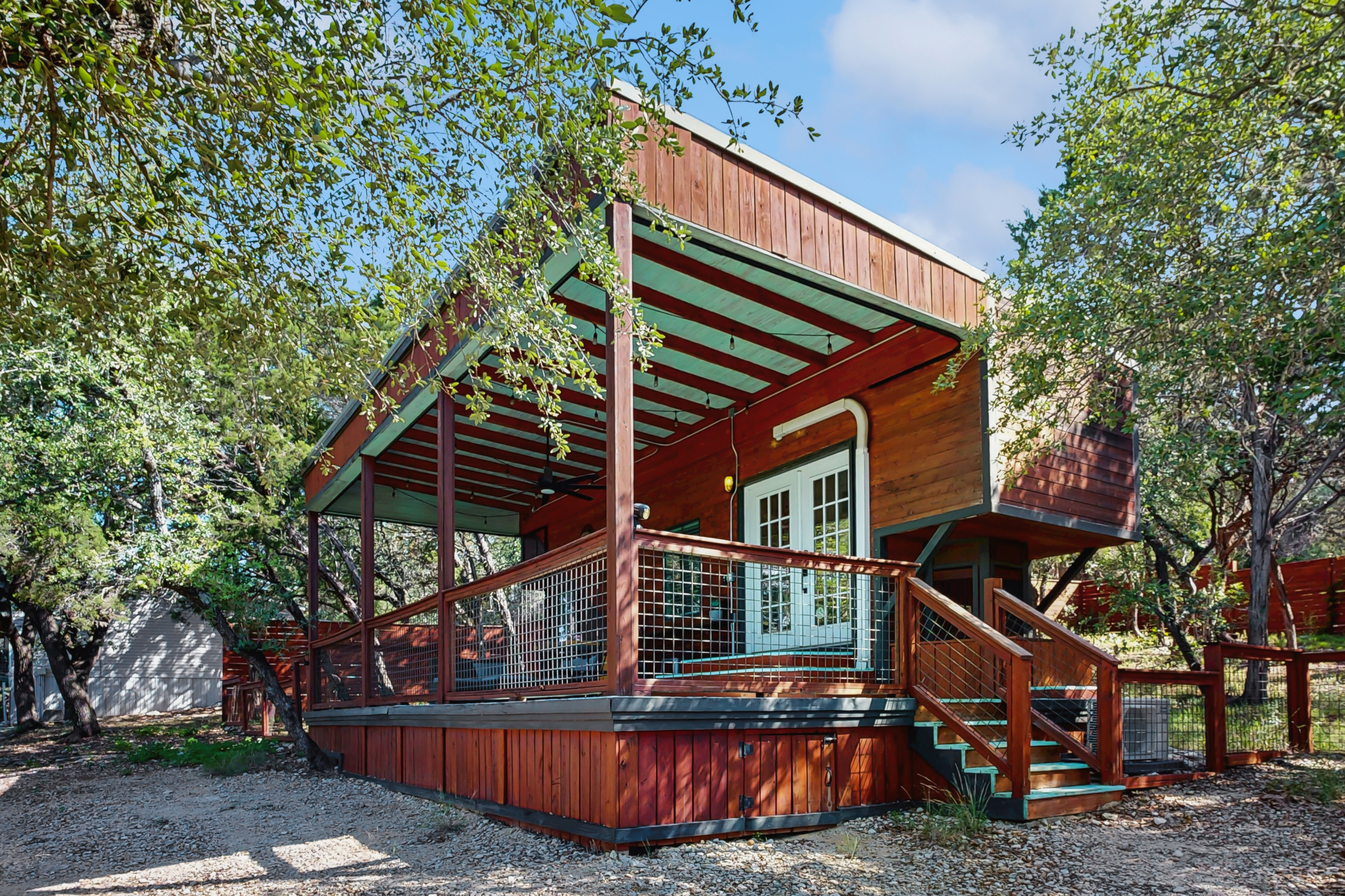 Vibrant Tiny Home with High-Speed WiFi, Full Kitchen, and Expansive Outdoor Area
