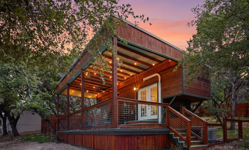 Vibrant Tiny Home with High-Speed WiFi, Full Kitchen, and Expansive Outdoor Area