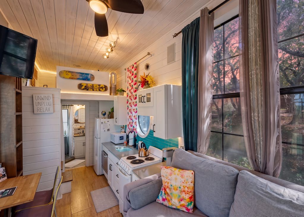 Vibrant Tiny Home with High-Speed WiFi, Full Kitchen, and Expansive Outdoor Area