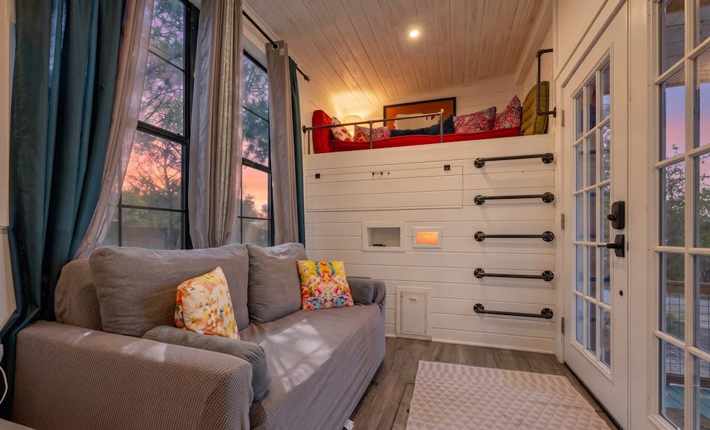 Vibrant Tiny Home with High-Speed WiFi, Full Kitchen, and Expansive Outdoor Area