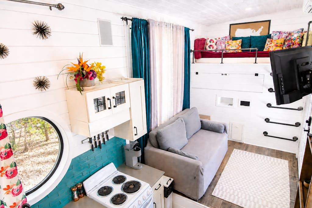 Vibrant Tiny Home with High-Speed WiFi, Full Kitchen, and Expansive Outdoor Area