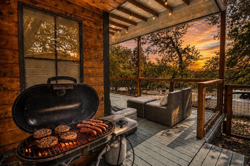 Vibrant Tiny Home with High-Speed WiFi, Full Kitchen, and Expansive Outdoor Area