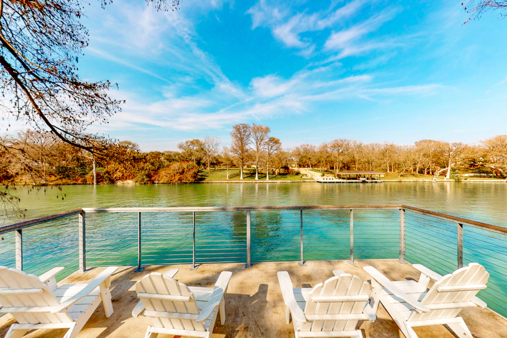 Luxury Lakeside Stunner