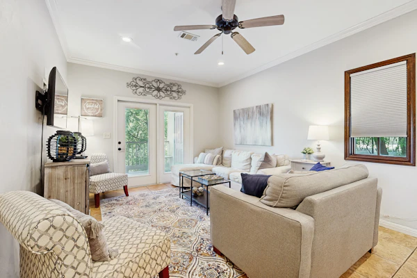 Gruene Riverfront 1st fl condo - pool & river access & walking distance to Gruene Hall